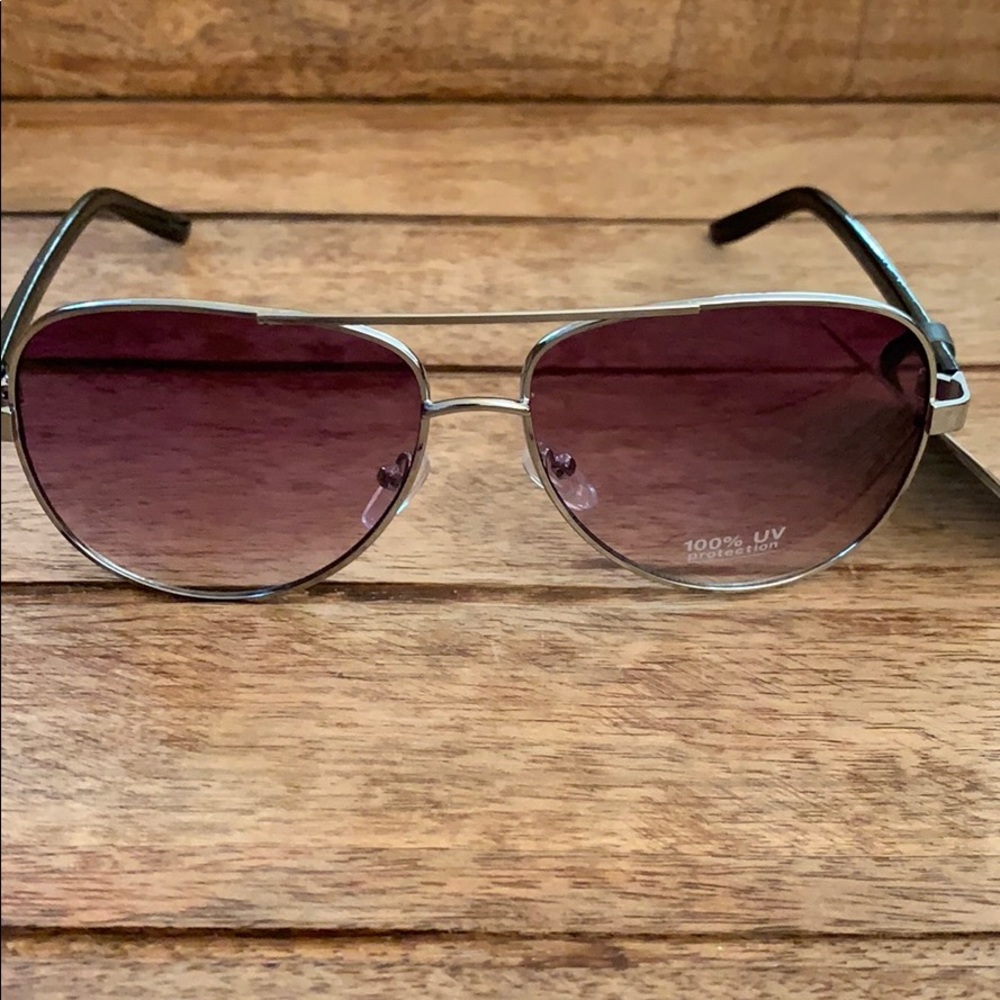 Silver and black round men’s sunglasses